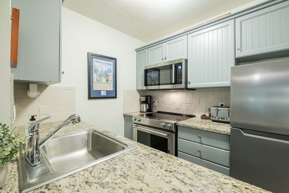 Full kitchen: High-end appliances