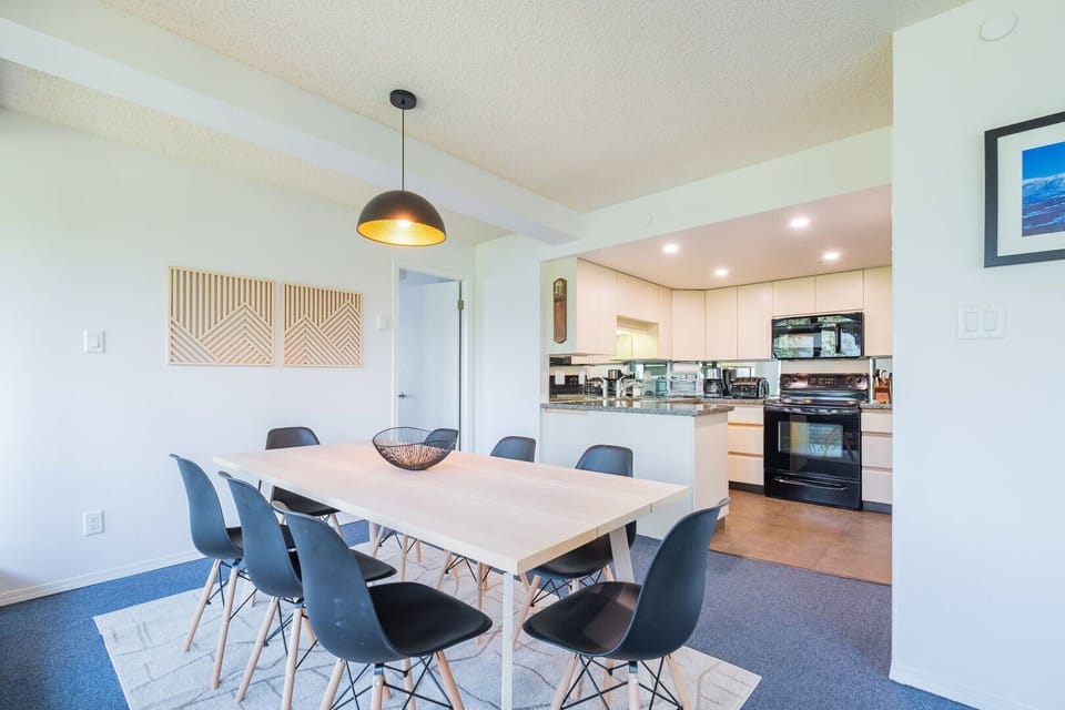 Dining area: Seats eight people