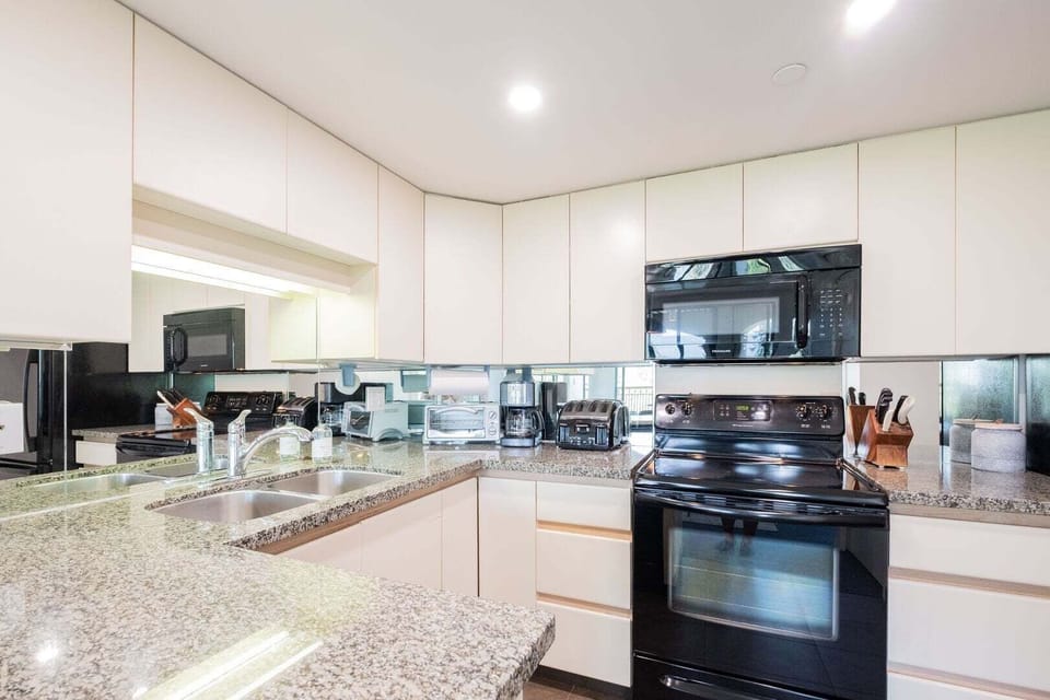 Full kitchen: High-end appliances