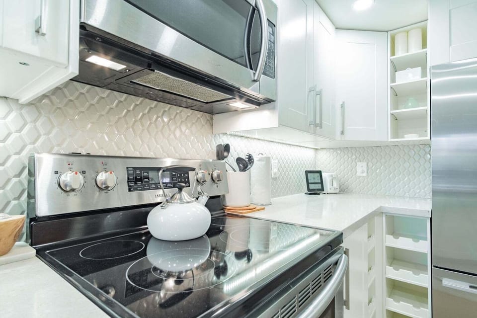 Full kitchen: Stainless steel appliances