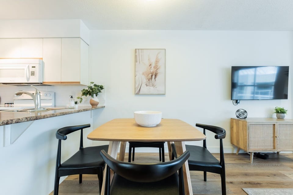 Dining area: Seats four people