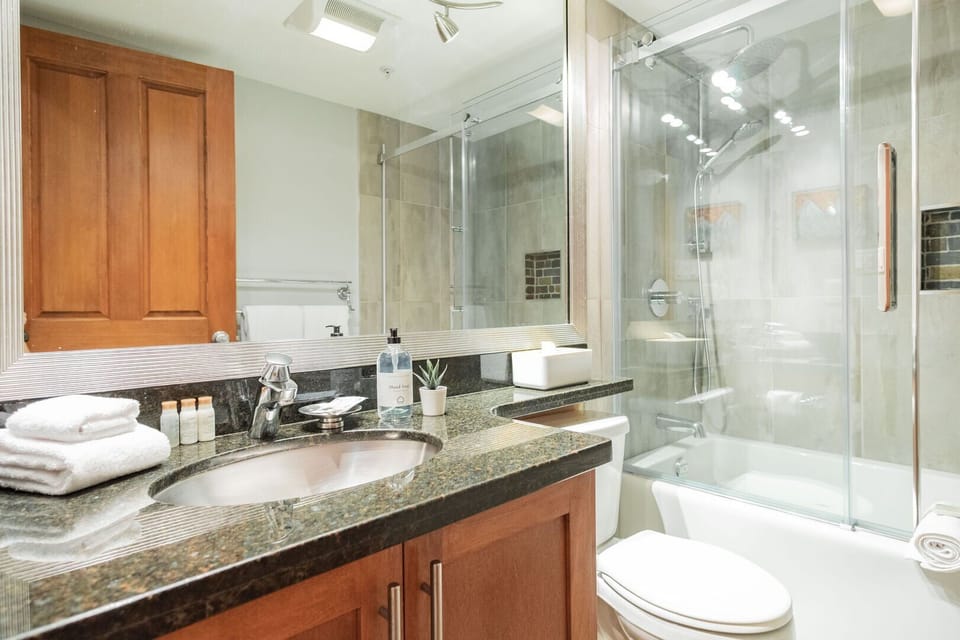 Ensuite bathroom: Shower/bathtub combo