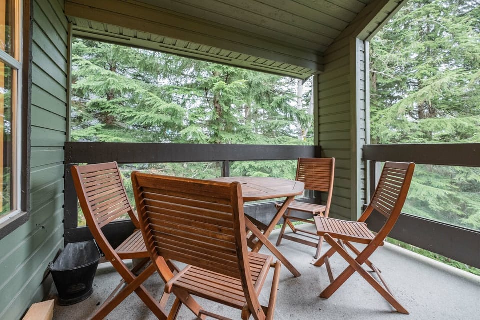 Private balcony: Seating area