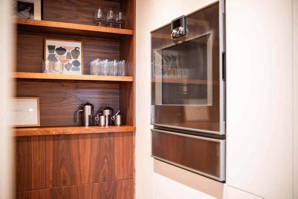 Full kitchen: Stainless steel appliances