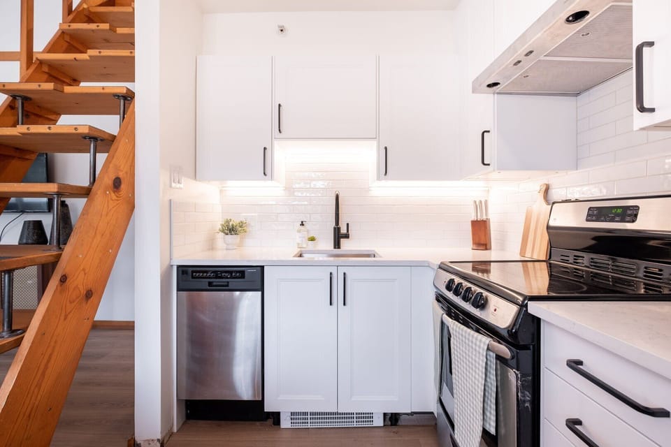 Full kitchen: High-end appliances