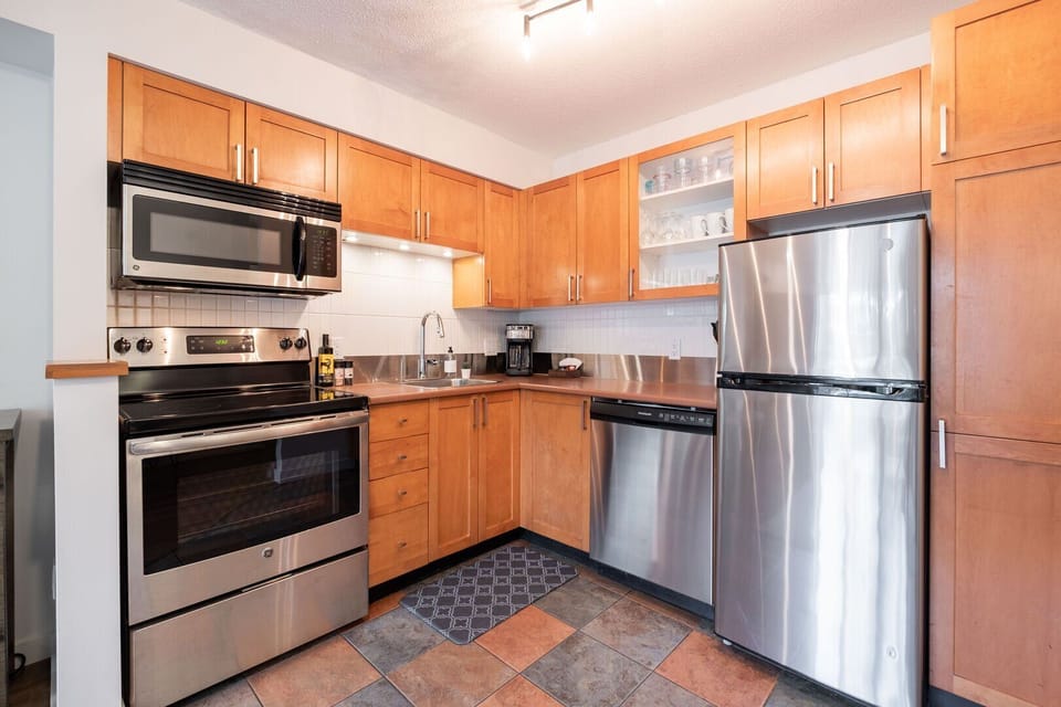 Full kitchen: Stainless steel appliances
