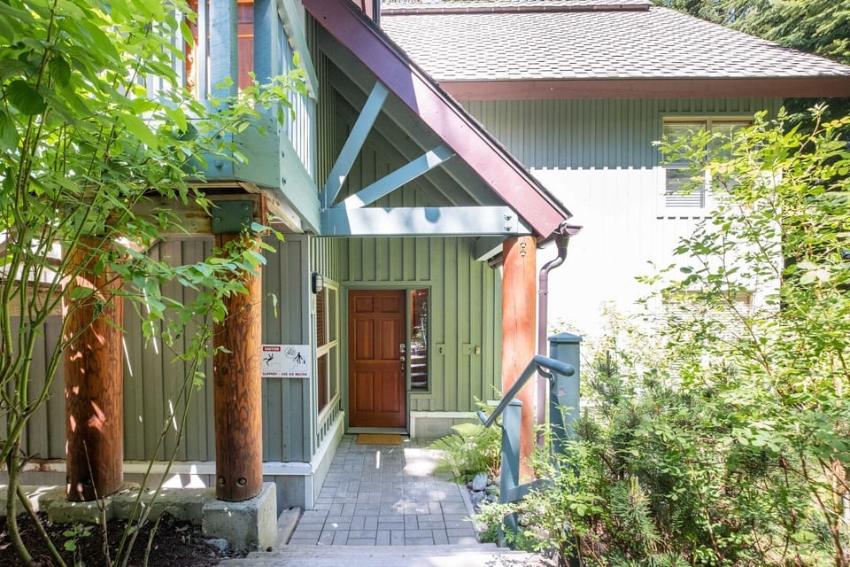 Property #11: Front entrance