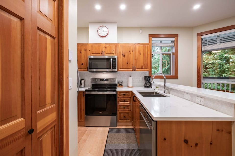 Full kitchen: Stainless steel appliances