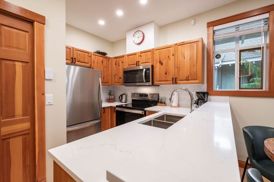 Full kitchen: Stainless steel appliances