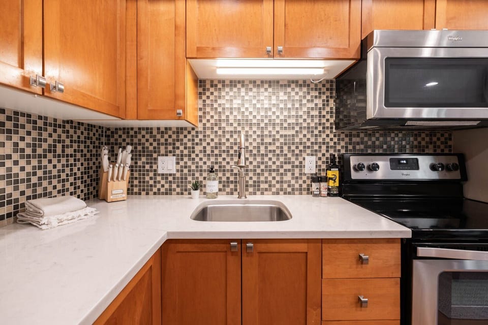 Full kitchen: Stainless steel appliances