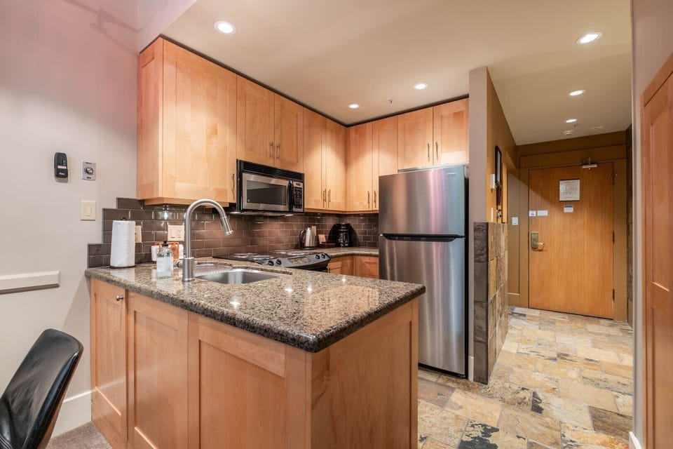 Full kitchen: High-end appliances