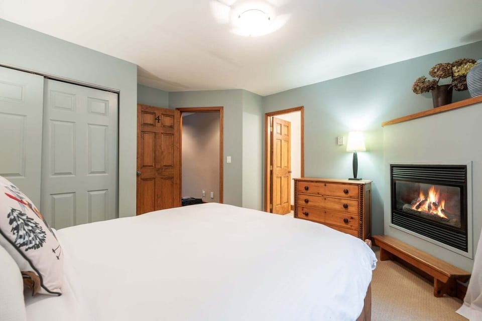 4th bedroom: Queen bed