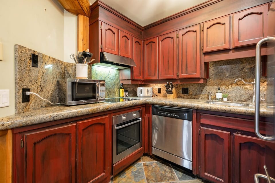 Full kitchen: Stainless steel appliances