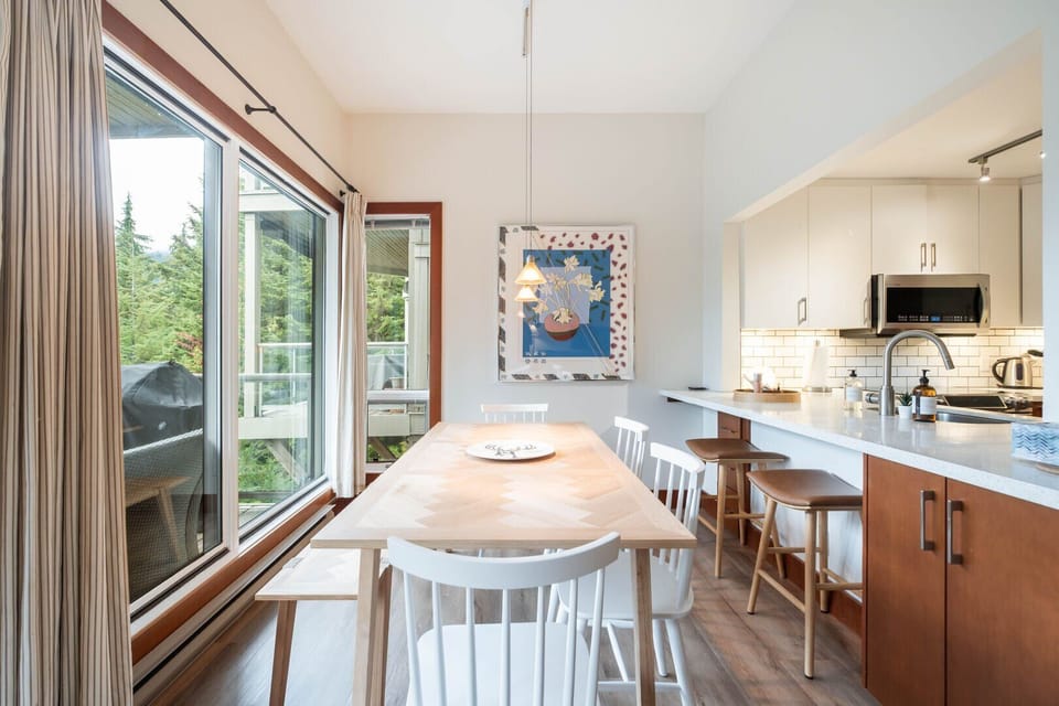 Dining area: Seats six people