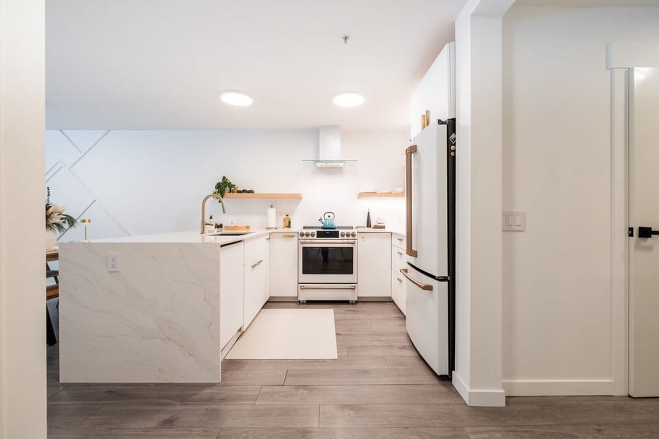 Full kitchen: High-end appliances