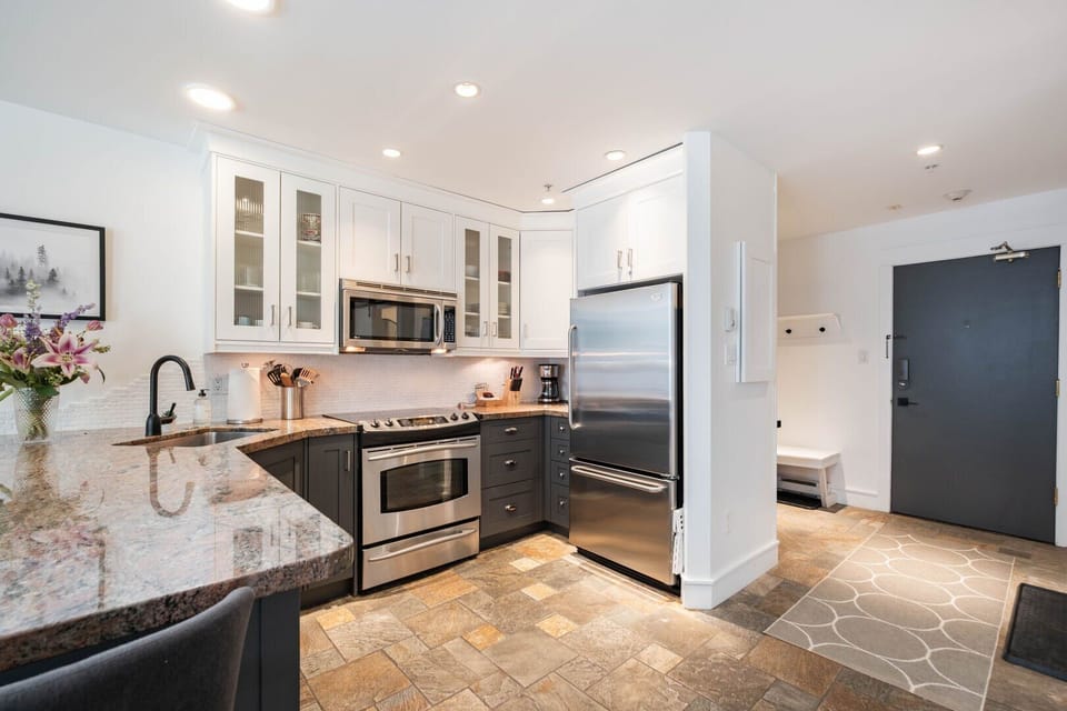 Full kitchen: Stainless steel appliances