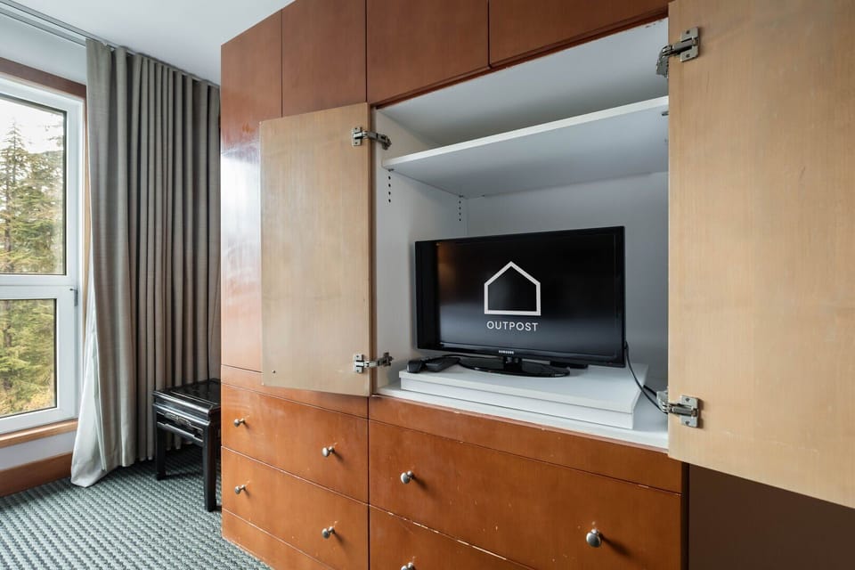 Primary bedroom: King bed, ensuite bathroom