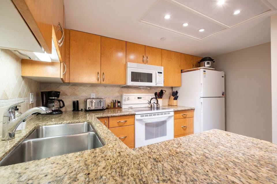 Full kitchen: High-end appliances