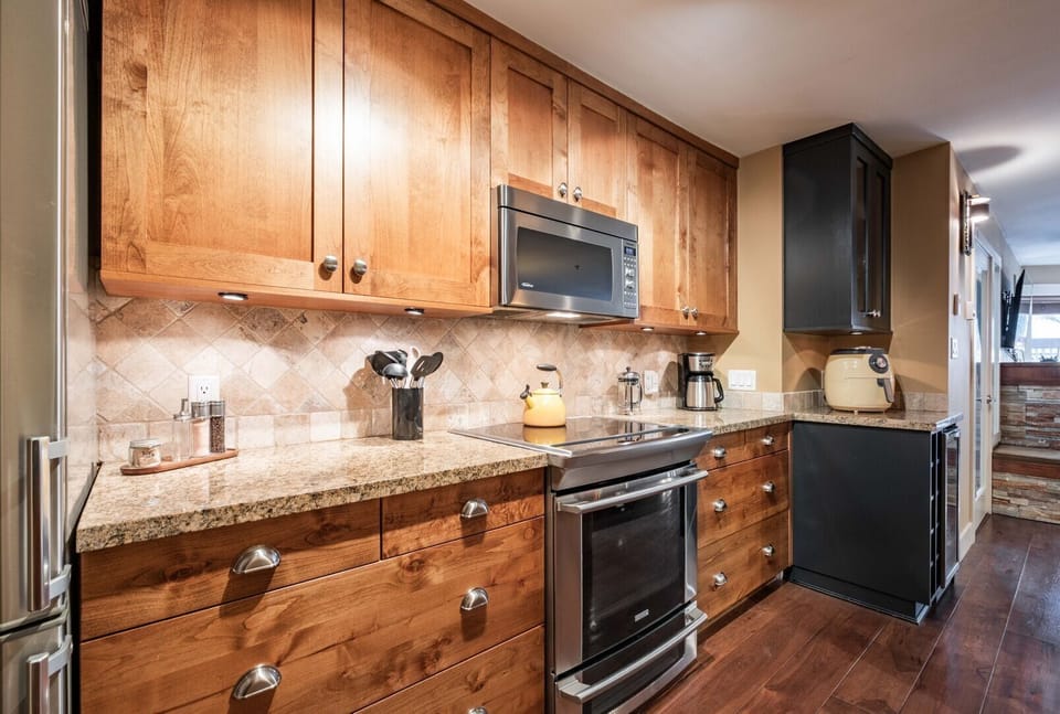 Full kitchen: High-end appliances