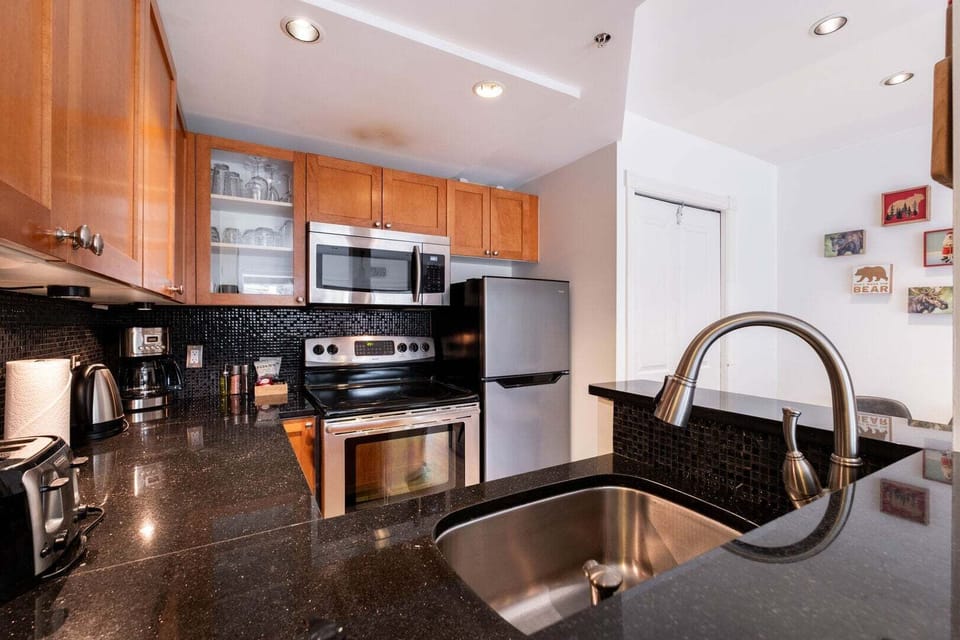 Full kitchen: High-end appliances