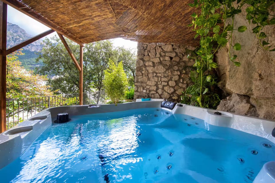Outdoor spa tub