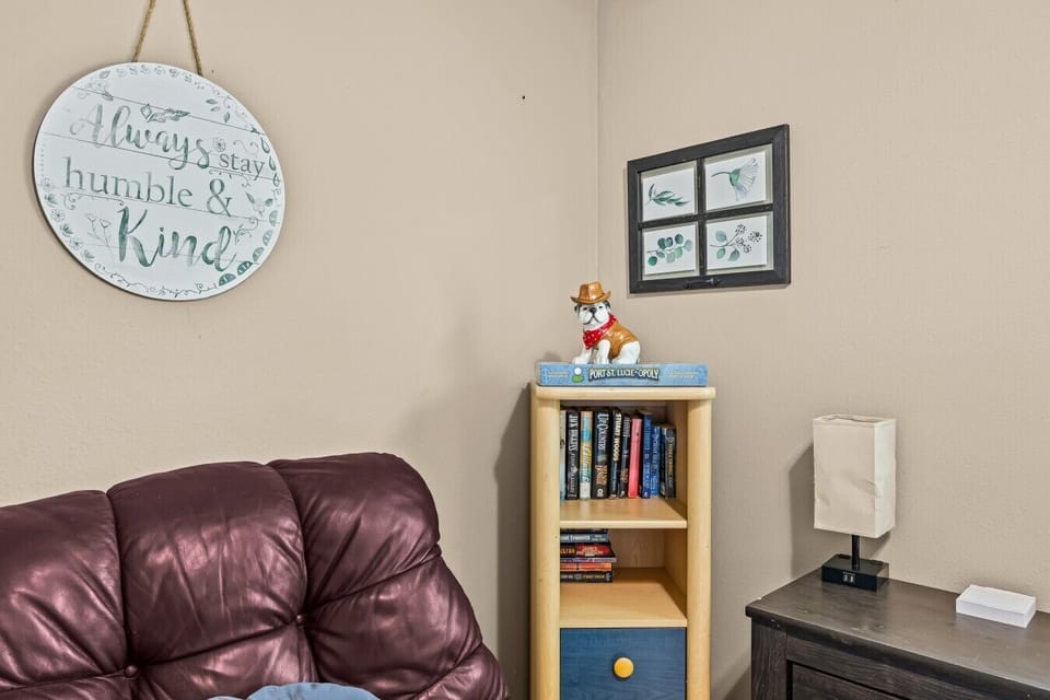 Reading Nook | Bookshelf | Cozy Atmosphere