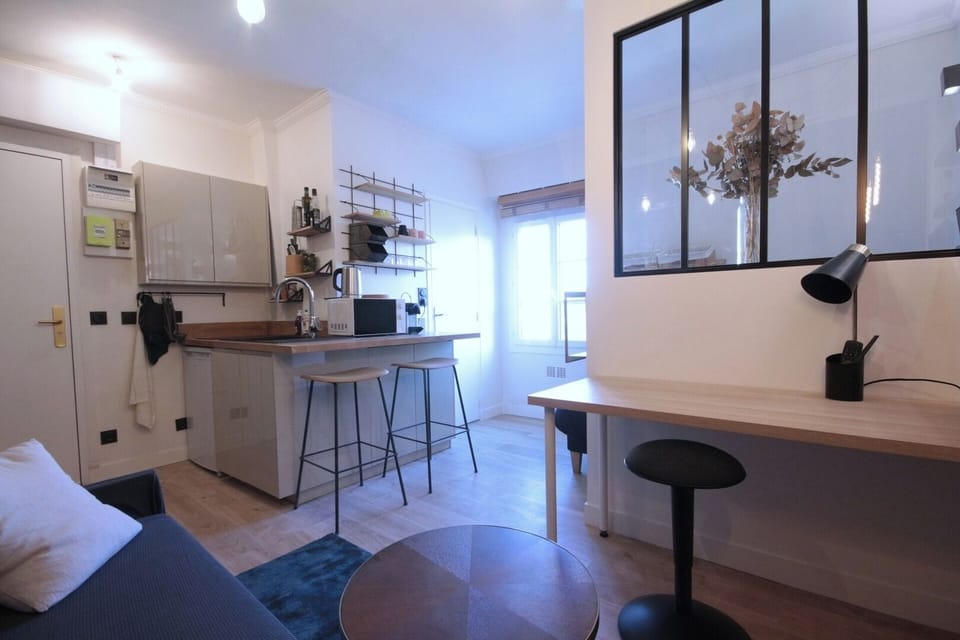 Studio lumineux Paris 18e avec bureau, cuisine équipée et arrivée autonome