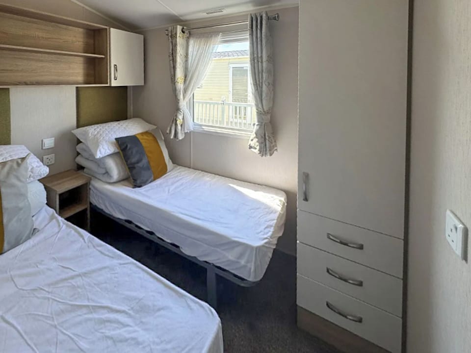 Twin bedroom | Willerby Sierra - North Wales Holidays, Towyn