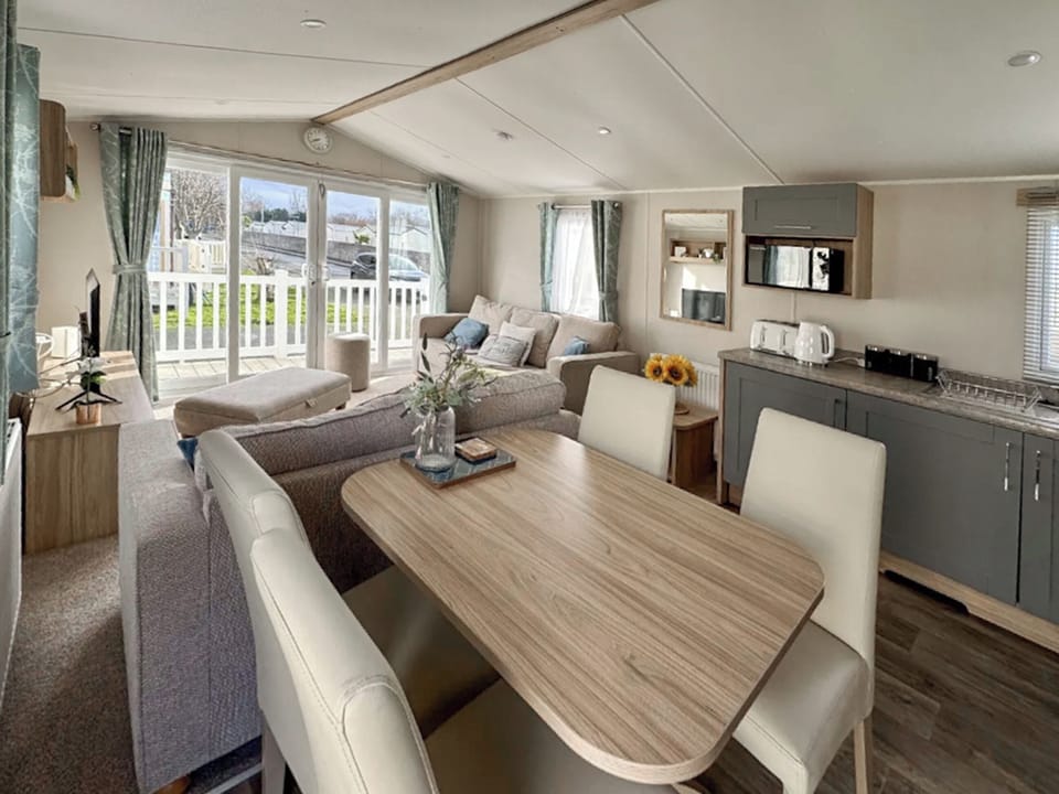 Kitchen/diner | Willerby Malton - North Wales Holidays, Towyn