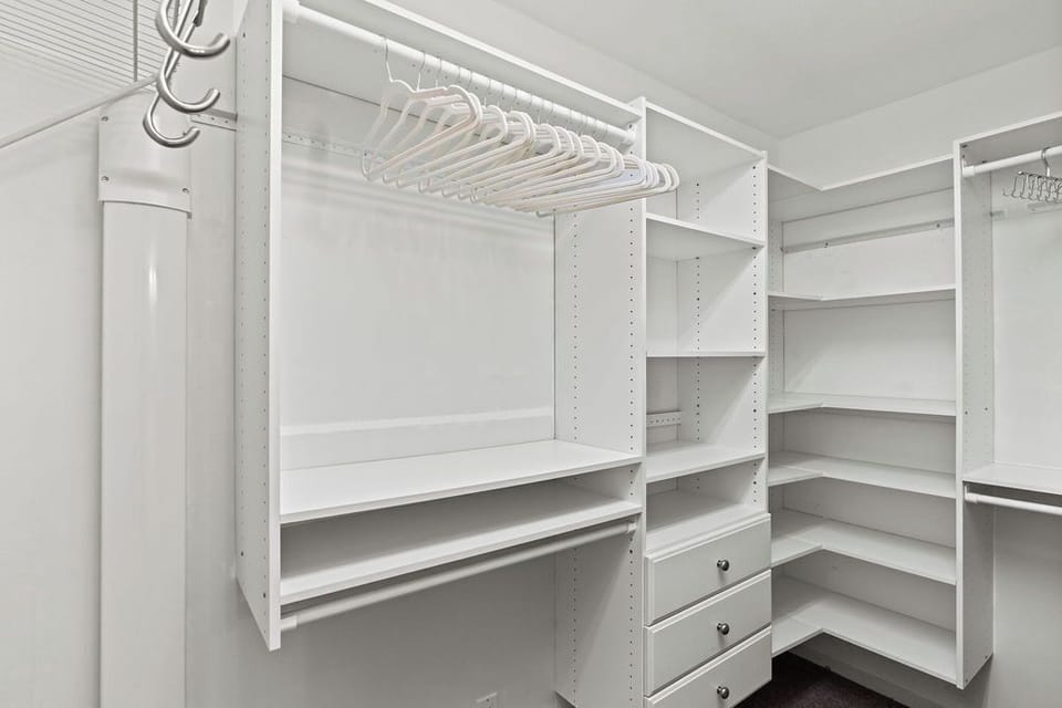 Keep your living spaces tidy by utilizing this massive dressing area, designed to comfortably hold all your travel outfits, shoes, and personal gear.