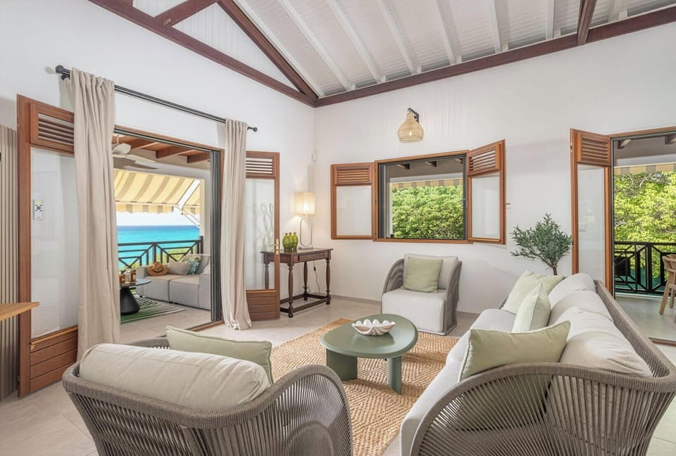 A spacious, modern and bright living room, tastefully decorated and opening onto the terrace for a relaxed and friendly stay in Sainte-Luce.