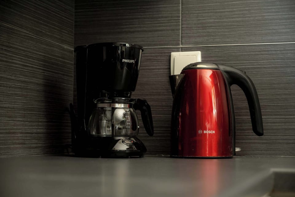 Coffee station with a coffee machine and electric kettle.