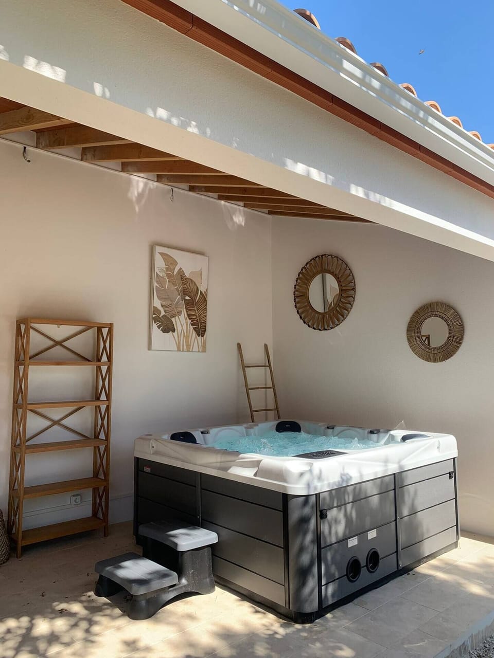 Outdoor spa tub