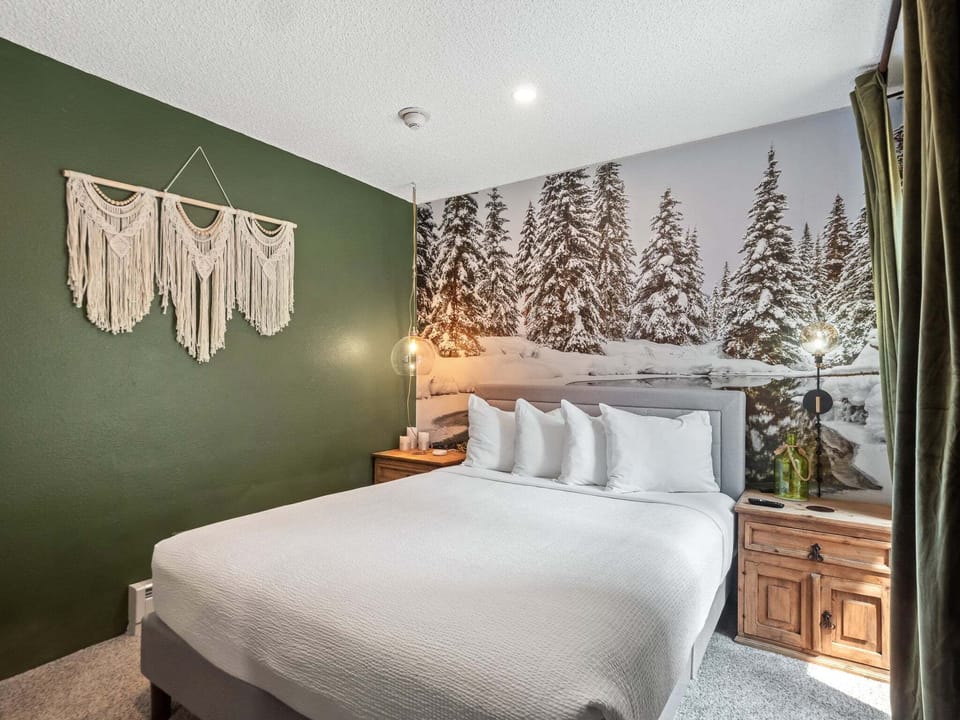Indoors, Home Decor, Bed, Furniture, Lamp