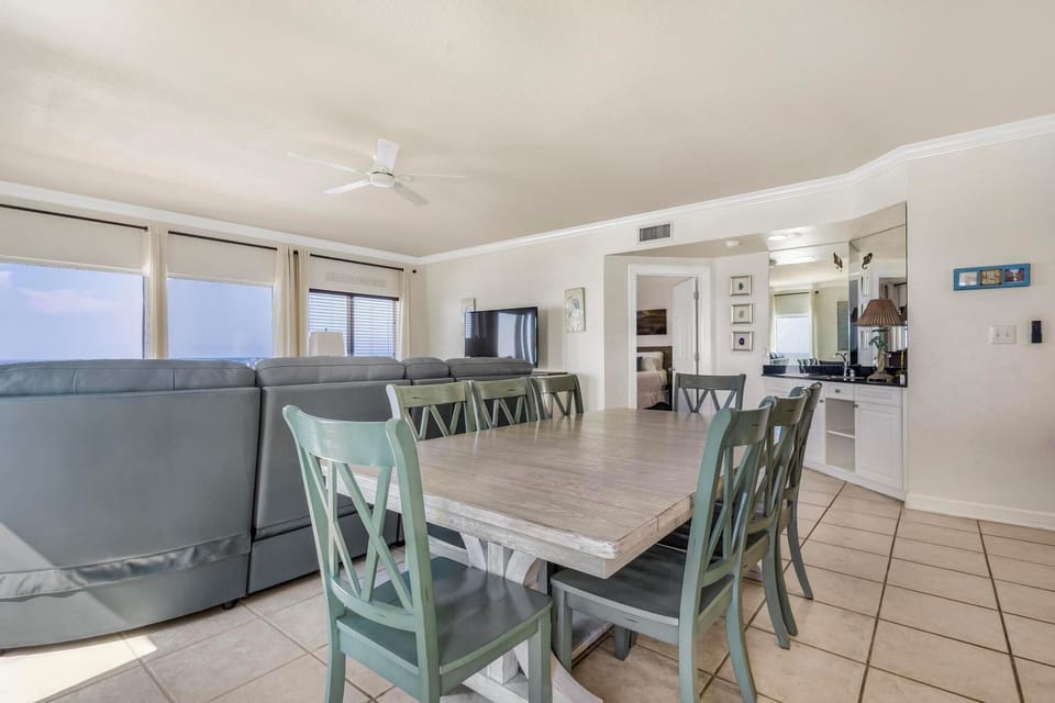 Seating for six at the dining table