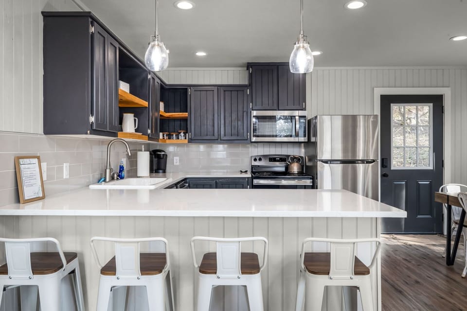 
[B's Bunkhouse] Enjoy every meal in style in the cabin’s fully equipped chef’s kitchen.