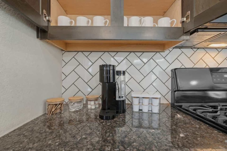 Brew & Enjoy - Keurig coffee machine with pods, creamer, sugar & tea