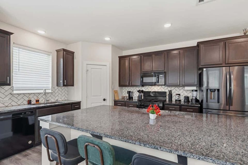 [Kitchen] Sleek, open & fully equipped kitchen - designed for comfort & style