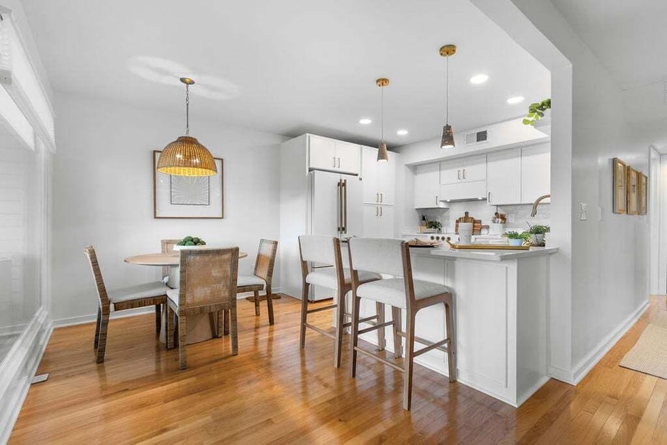 Comfortable Seating (6) at the dining table or kitchen counter