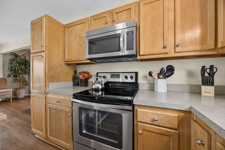 Full kitchen