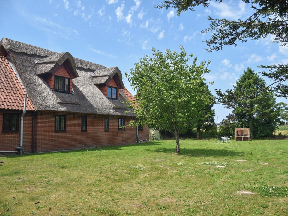 Outdoor | Apple Tree Cottage - Thurnefield Holiday Homes, Repps-with-Bastwick