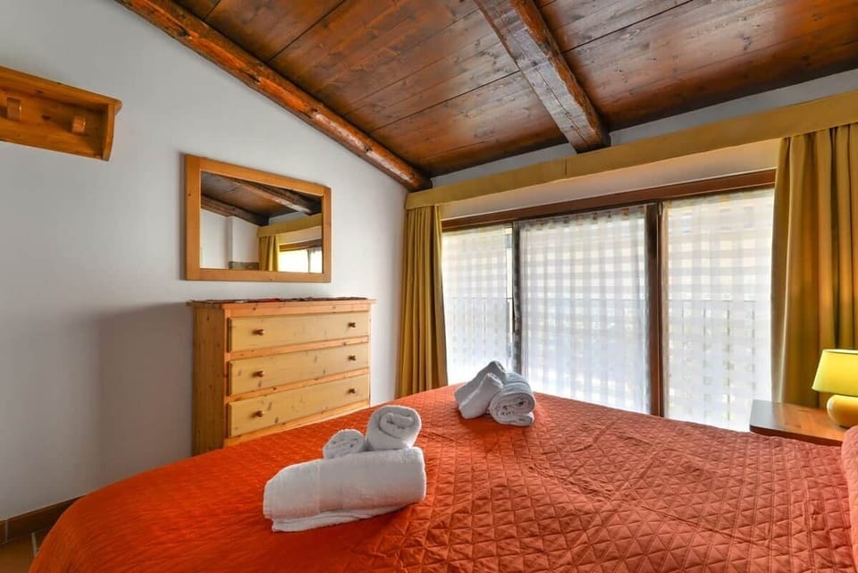 Scegli un Superhost a Castel del Piano! Casa vacanze con piscina, parcheggio privato e self check-in. Non lontano dalla Val d'Orcia, San Filippo, Saturnia e Monte Amiata. Vicino alle piste da neve, garantiamo pulizia e un'accoglienza davvero unica.