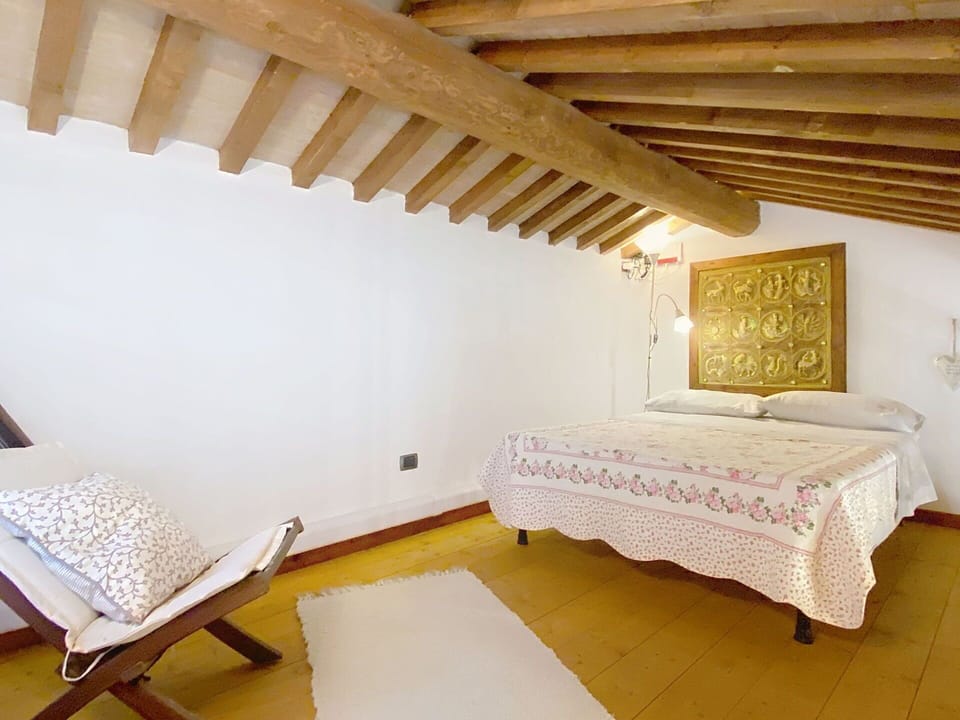 Interior Design, Furniture, Wood, Flooring, Ceiling, Floor, Room, Lighting, Apartment, Table