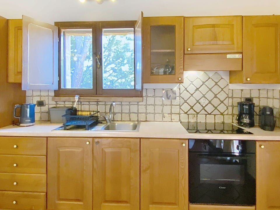 Interior Design, Furniture, Wood, Flooring, Ceiling, Floor, Room, Lighting, Apartment, Table
