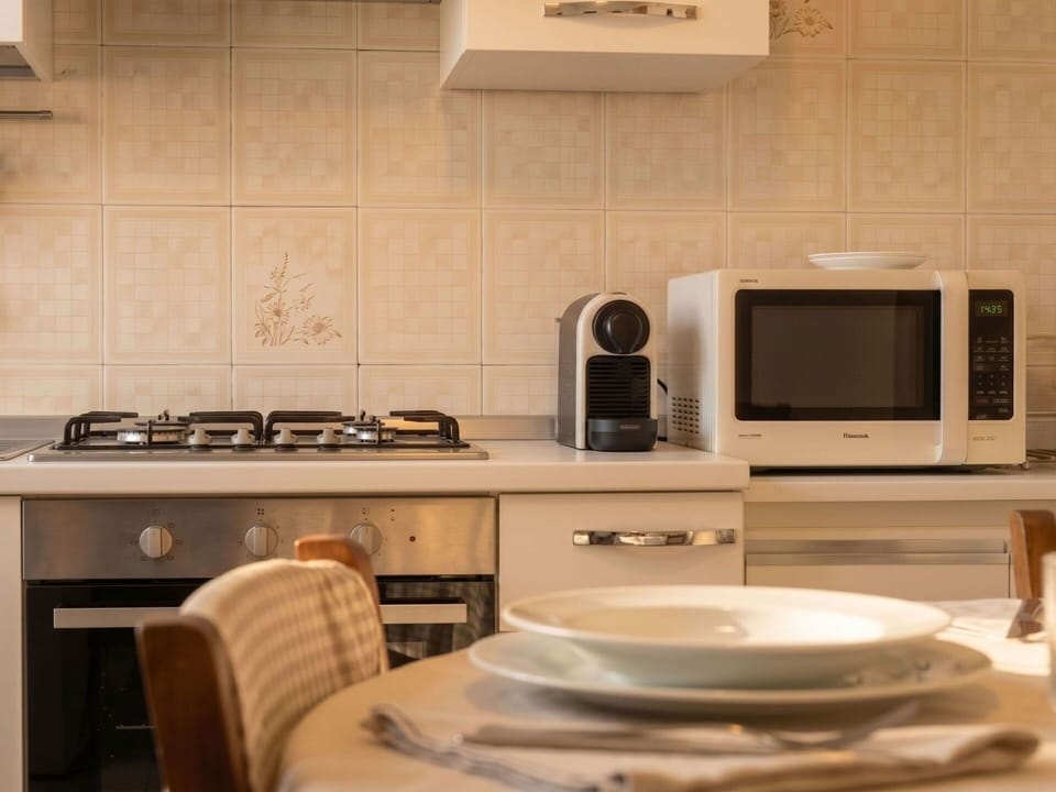 Interior Design, Furniture, Wood, Flooring, Ceiling, Floor, Room, Lighting, Apartment, Table