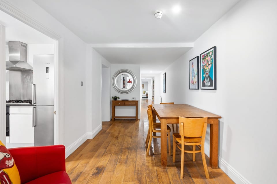 Bright and welcoming living room with comfortable sofas, Smart TV and a relaxing space to unwind after exploring Hove.