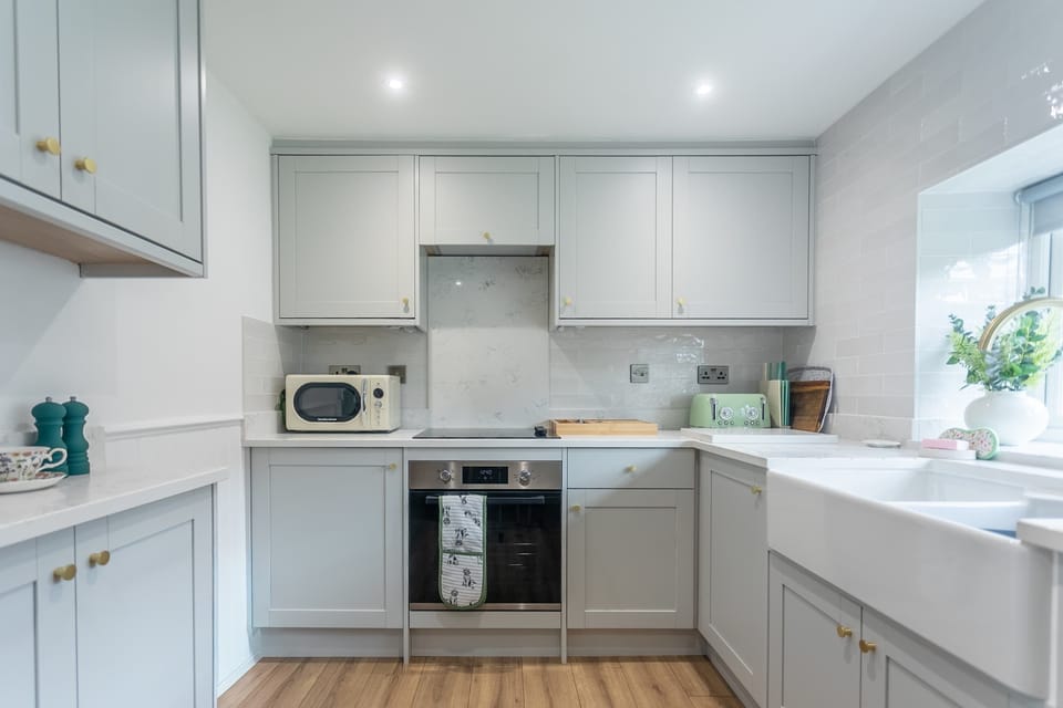 The well equipped kitchen makes holiday dining effortless, from quick breakfasts and picnic lunches to relaxed dinners enjoyed after a full day out.