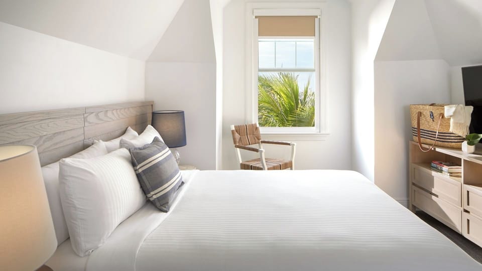 Unwind in crisp linens with soothing palm-view sunshine.