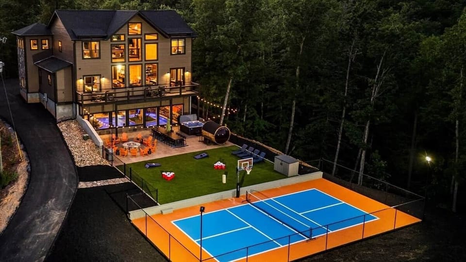 6 Bedroom, Heated Pool, Private Pickeball court, Hot Tub, Amazing Views, Easy to get to