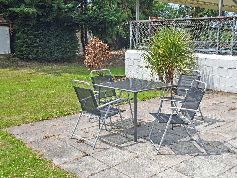 Sitting-out-area | Willow Tree - Thurnefield Holiday Homes, Repps-with-Bastwick